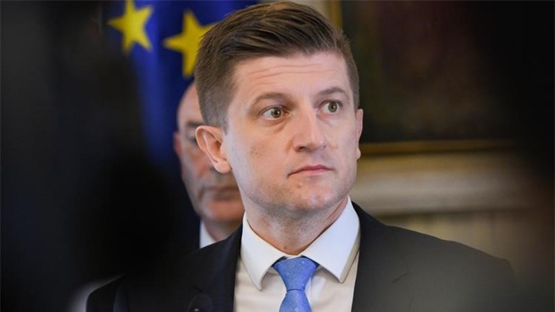 Public debt-to-GDP ratio projected to fall